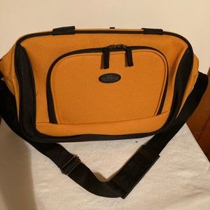 US Traveler Rio gold and black bag